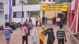 शहीद निर्मल महतो मेडिकल कालेज एंड अस्पताल में जुटे मृतकों के स्वजन।