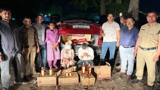 कर से बरामद हुई अंग्रेजी शराब की 45 पेटी. Jagran