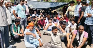 फसल के मुआवजे की मांग को लेकर प्रदर्शन करते ग्रामीण। जागरण