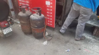व्यवसायिक गैस सिलिंडर। जागरण