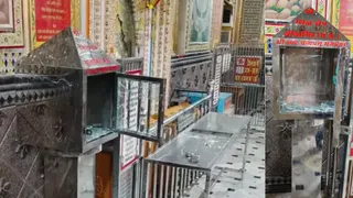 सोनागिर स्थित जैन मंदिर में इस स्थान से चोरी गई मूर्ति।