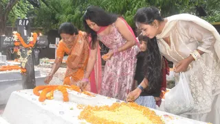 बेल्डीह कब्रिस्तान में ईस्टर पर कब्र पर मसीहियों ने फूल चढाया।