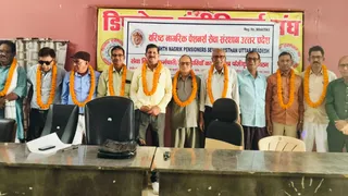 वाराणसी में पेंशन देरी पर भड़के वरिष्ठ नागरिक, समय पर भुगतान की मांग।