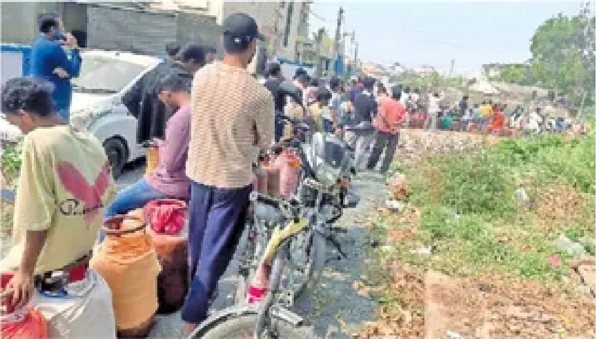 किचन का बिगड़ा बजट और जायका: जमशेदपुर में LPG की किल्लत से बेहाल हुई गृहिणियां, घंटों लाइन में खड़े रहने की मजबूरी