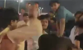 सुभारती कालेज आफ फार्मेसी में पंजाबी सिंगर सुनंदा शर्मा के कार्यक्रम के दौरान छात्रों में होती मारपीट। वीडियो ग्रैब