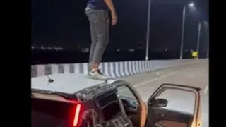 कारों के युवकों का खिड़कियों से बाहर निकलकर स्टंटबाजी और हुड़दंगबाजी करना पड़ा भारी। (प्रतीकात्मक फोटो)