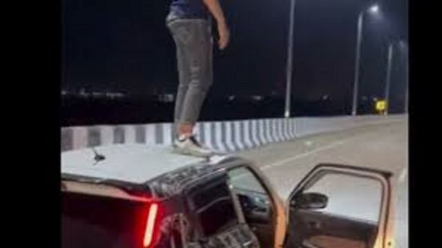 पंचकूला में युवक दो गाड़ियां में दिखा रहे थे स्टंट; DCP की नजर पड़ी, पीछा कर दबोचे, 54 हजार का चालान