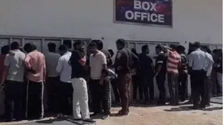 न्यू चंडीगढ़ स्थित महाराजा यादवेंद्र सिंह पीसीए क्रिकेट स्टेडियम में टिकट खरीदने के लिए लगी लाइन।