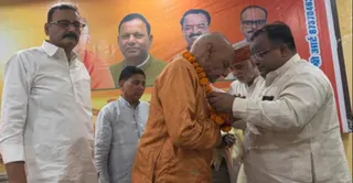 पूर्व भाजपा जिलाध्यक्ष महेन्द्र नाथ बाजपेयी का माल्यार्पण करके स्वागत करते दाएं भाजपा जिलाध्यक्ष अन्नू श्रीवास्तव और बाएं खड़े जिला पंचायत अध्यक्ष अभय प्रताप सिंह। जागरण