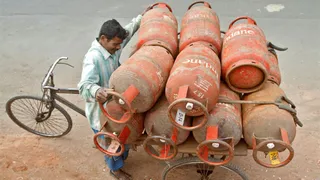ओडिशा में सिलिंडर बिक्री के बदले नियम। फोटो पीटीआई