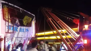 लखनऊ एक्सप्रेसवे पर दुर्घटना के बाद क्षतिग्रस्त बस।