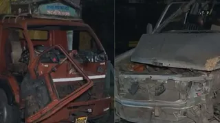 इंदौर में भीषण हादसा, भूसे से भरा ट्रक कार में जा घुसा; चार की मौत और 11  घायल - horrific accident in indore car crashes into truck loaded with hay  many people dead