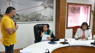 कलेक्ट्रेट सभागार में आयोजित जनता दरबार कार्यक्रम में जनशिकायतें सुनतीं डीएम नितिका खंडेलवाल। सूचना विभाग