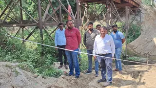 बेनीपट्टी के विशनपुर गांव के खिरोई नदी पर होता उंच्च स्तरीय पुल निर्माण कार्य का जायजा लेते अभियंता। जागरण