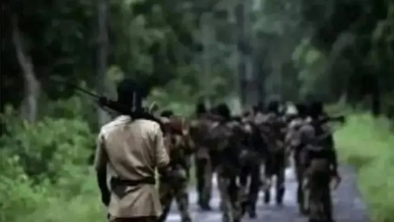 तेलंगाना में 30 माओवादियों ने किया आत्मसमर्पण, PLGA उप कमांडर भी शामिल