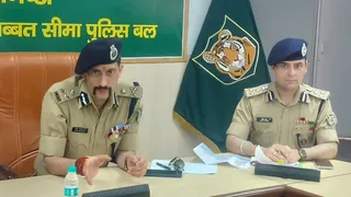 प्रेस वार्ता में 25वां ऑल इंडिया पुलिस वाटर स्पोर्ट्स क्लस्टर की जानकारी देते आईजी मनु महाराज।