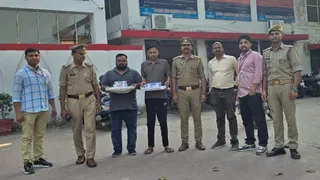 प्रयागराज साइबर क्राइम पुलिस की गिरफ्त में फर्जी डिग्री, मार्कशीट बेचने के आरोपित। साभार : पुलिस