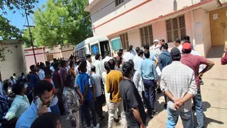 प्रयागराज में एसआरएन अस्पताल के डॉक्टर आदित्य के पोस्टमार्टम के दौरान डॉक्टरों की जुटी भीड़। जागरण