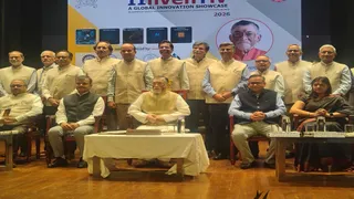 कार्यक्रम में मंचासीन राज्यपाल संतोष कुमार गंगवार और अन्य अतिथि।
