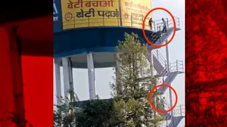 सोशल मीडिया पर रील बनाने के लिए हापुड़ में पानी की टंकी पर चढ़ गए दर्जनों युवक।
