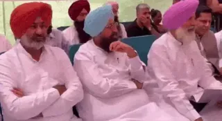 पंजाब अर्बन डेवलपमेंट अथॉरिटी के कार्यालय के बाहर किसानों के धरने में शामिल हुए विपक्ष के नेता।