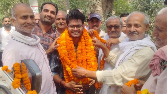 SDM बनकर पैतृक गांव पहुंचे विनय कुमार उपाध्याय, ढोल नगाड़ों के साथ हुआ स्वागत
