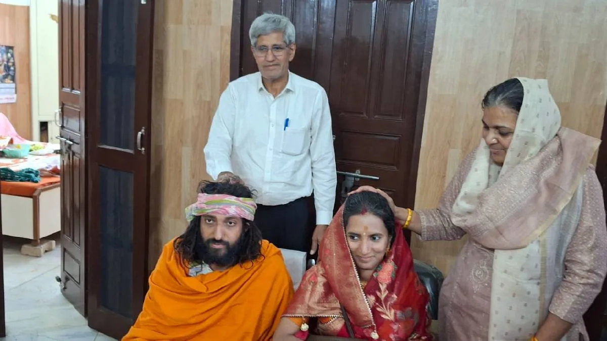 शादी के बाद अपने घर झज्जर पहुंचे IIT बाबा अभय सिंह, हिमाचल में रहते हैं  इंजीनियर पत्नी के साथ - iit baba abhay singh returns to his home in jhajjar  after marriage