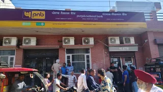 पंजाब नेशनल बैंक के बाहर एकत्रित भीड़।