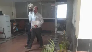 शिकायतकर्ता के साथ निगम मुख्यालय में चीफ विजिलेंस अफसर की टीम का एक अधिकारी।