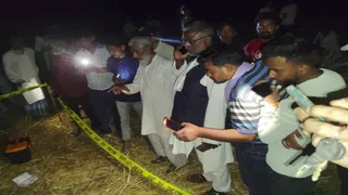 घटना स्थल पर जुटी स्थानीय लोगों की भीड़। जागरण