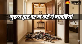 जूते-चप्पलों का ढेर बनता है गरीबी का कारण (Image Source: AI-Generated)