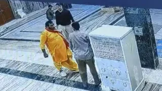 पुजारी ने श्रद्धालु से की झूमाझटकी, धमकाया (वीडियो ग्रैब)