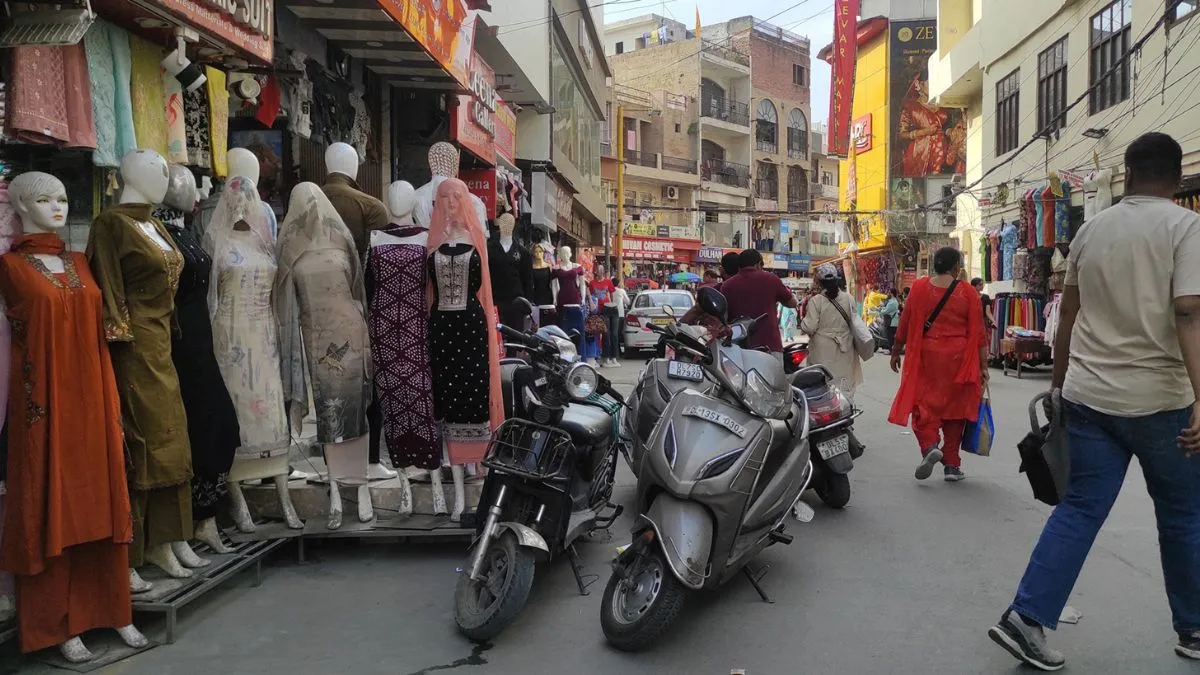 दिल्ली के यमुनापार में प्रशासन की अनदेखी से गायब हुए फुटपाथ, खतरों के साये में सड़क पर चल रहे राहगीर