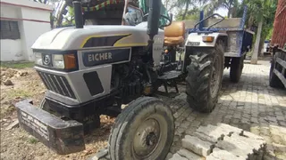 दुकान के बाहर खेल रहे मासूम को ट्रैक्टर ने मारी टक्कर।