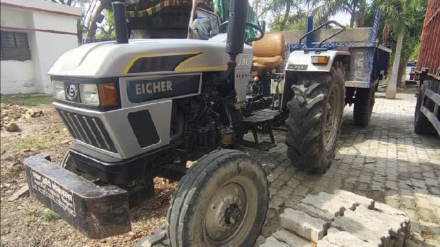दुकान के बाहर खेल रहे मासूम को ट्रैक्टर ने मारी टक्कर, हालत गंभीर होने पर सैफई रेफर
