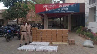 कार से बरामद शराब। फोटो जागरण