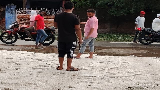 गिरिडीह में शिमला-कश्मीर जैसा नजारा: आंधी, बारिश और ओलावृष्टि से ढकी सड़कें, बच्चों ने की मस्ती 
