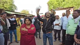 कैमरे के सामने दुखड़ा रोता इदरीश खान। (वीडियो ग्रैब)