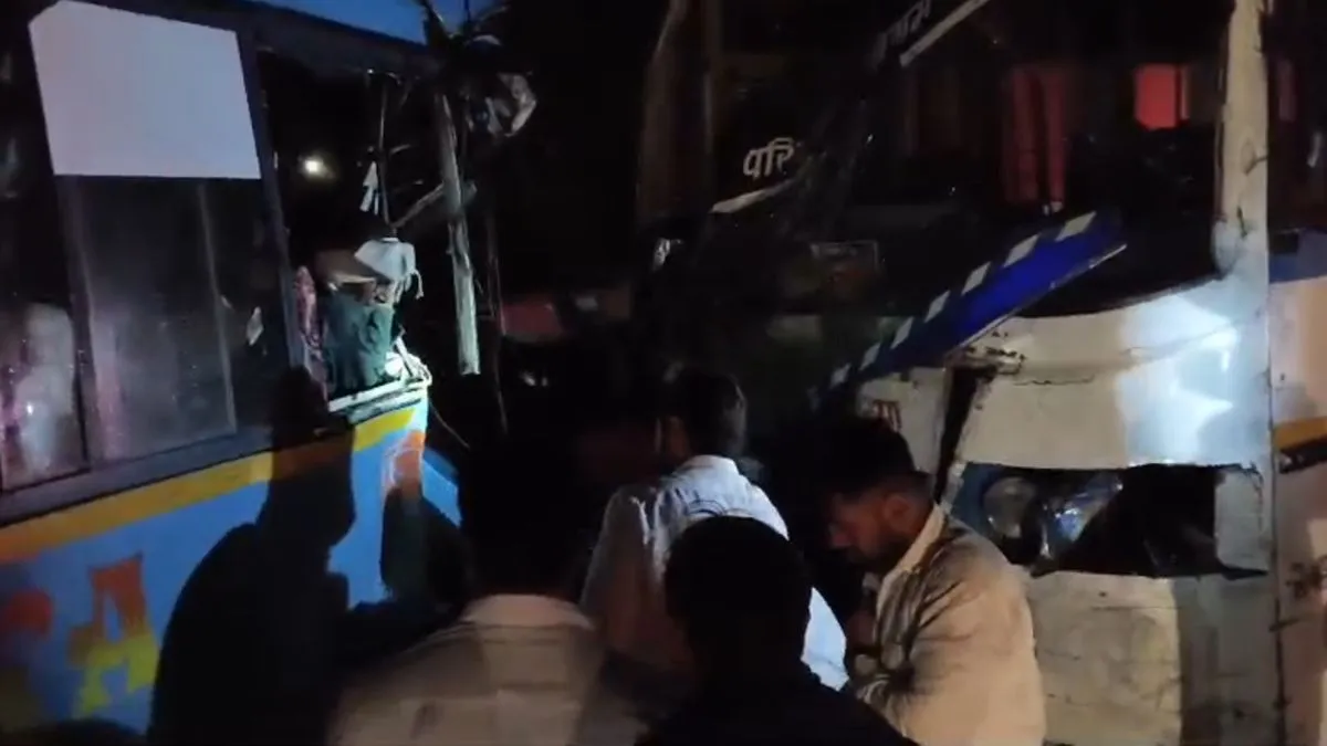हरिद्वार-नजीबाबाद हाईवे पर हुआ हादसा: आमने-सामने भिड़ीं दो बसें; पांच यात्री हुए घायल