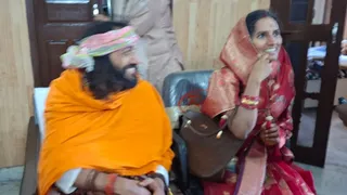 आईआईटीयन बाबा अभय सिंह पत्नी प्रीतिका के साथ।