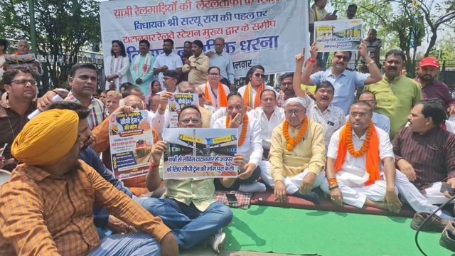 ट्रेनों की लेटलतीफी के खिलाफ धरने पर बैठे जमशेदपुर विधायक, रेल अधिकारियों पर लगाए गंभीर आरोप
