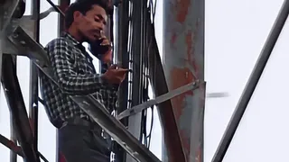 एटा में मोबाइल टॉवर पर चढ़ा युवक।