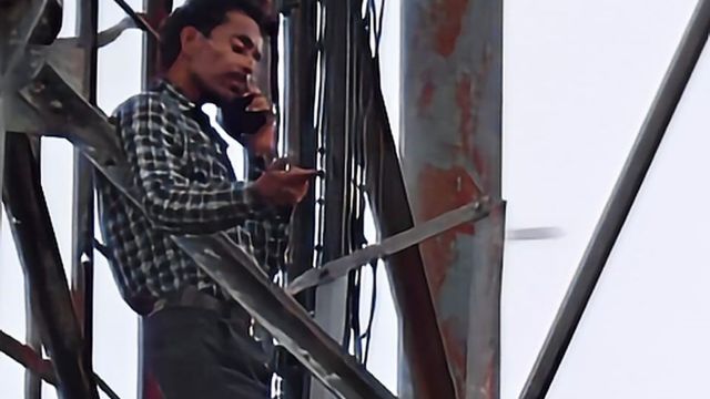 पत्नी के साथ न जाने से नाराज युवक टाॅवर पर चढ़ा, एटा में चार घंटे तक चला हाईवोल्टेज ड्रामा
