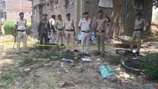 घटनास्थल पर छानबीन करते पुलिस अधिकारी। जागरण