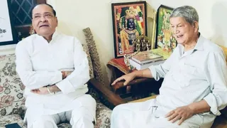 नेता प्रतिपक्ष यशपाल आर्य (बांये) ने सोमवार को देहरादून में पूर्व मुख्यमंत्री हरीश रावत से मुलाकात की। साभार: इंटरनेट मीडिया