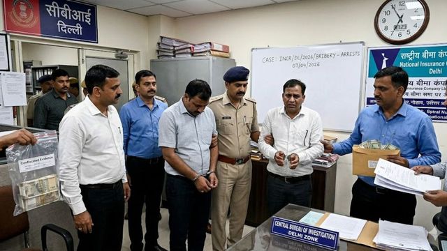 दिल्ली में कैशलेस सुविधा के नाम पर रिश्वत का खेल, CBI ने इंश्योरेंस कंपनी के मैनेजर-इन्वेस्टिगेटर को रंगे हाथ दबोचा
