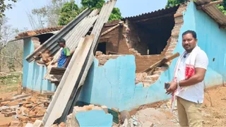 बुरूदुईया गांव में हाथी ने आक्रमण कर क्षतिग्रस्त कर डाला घर।