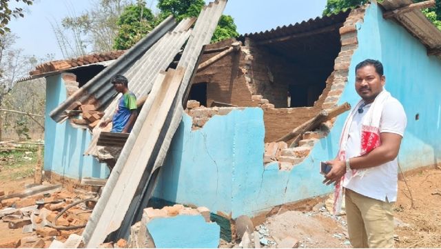 गोइलकेरा में हाथियों का आतंक:बुरूदुईया में दो घर ढहाए, जान बचाने को जंगल की ओर भागे ग्रामीण
