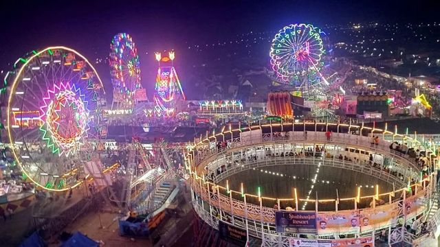 ऐतिहासिक देवीपाटन मेले में भीड़ उमड़ने से लग रहा जाम, आकर्षण का केंद्र बनीं सैकड़ों दुकानें
