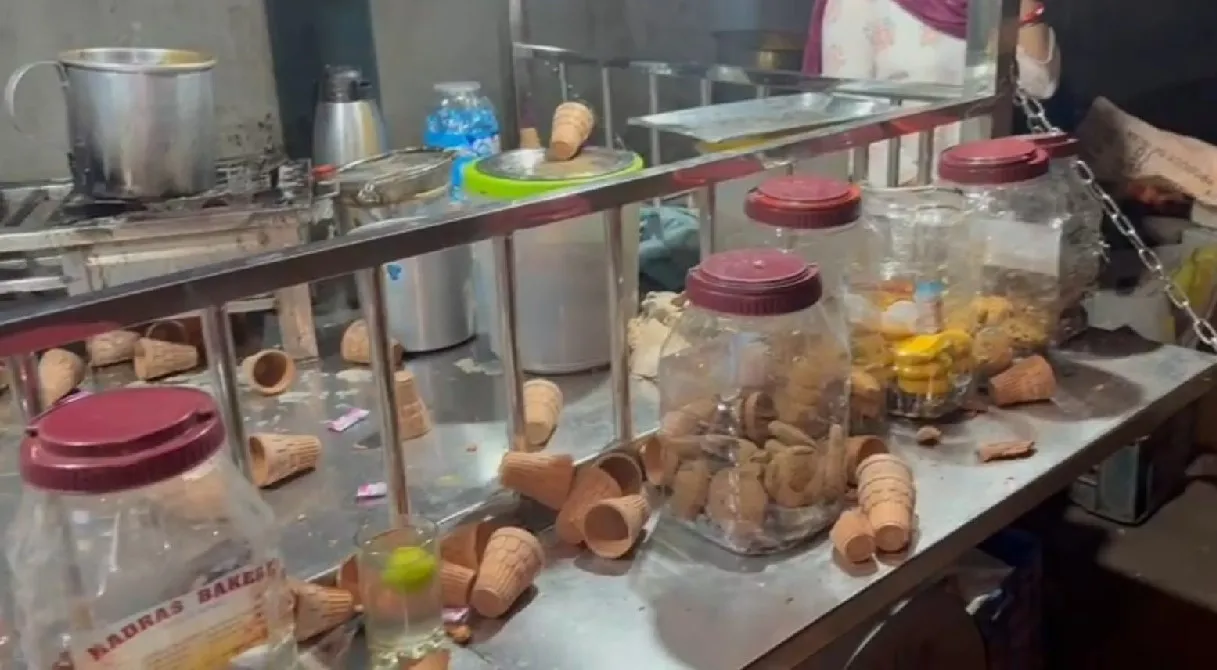 जमशेदपुर में चाय देने में देरी पर युवती पर फेंकी खौलती चाय, धतकीडीह में बच्चों की पिटाई पर भारी बवाल